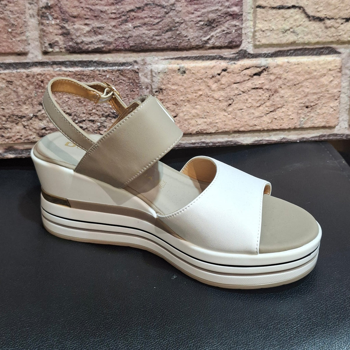 Sandalo donna con zeppa Donna serena 156076 Bianco platino