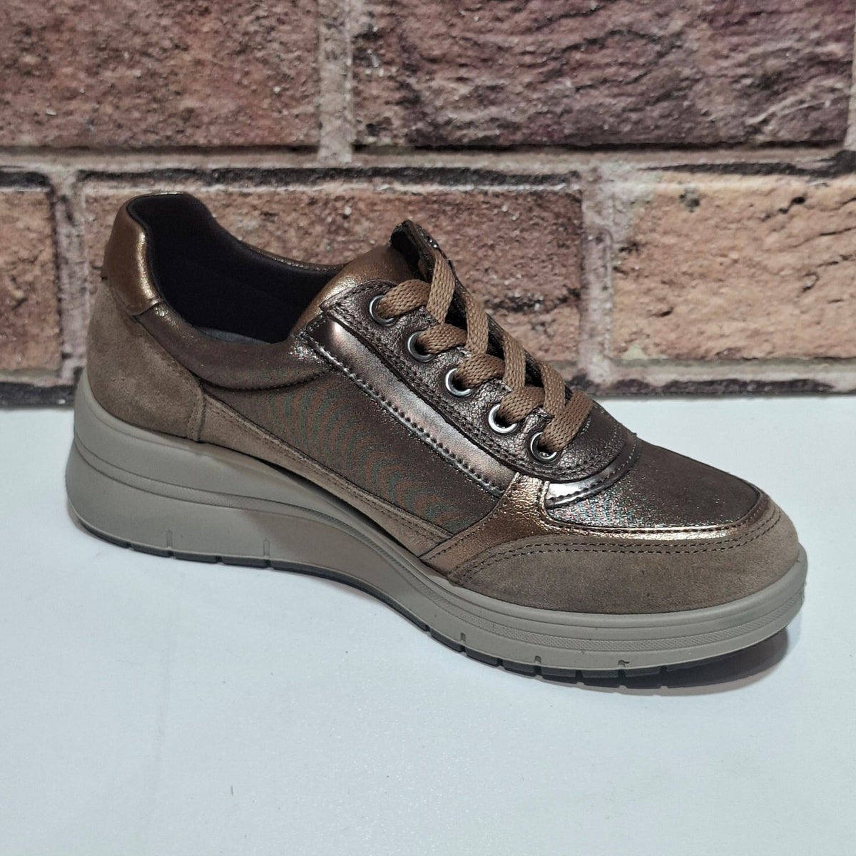 Scarpa comoda con lacci e lampo Enval Soft 22709 fango