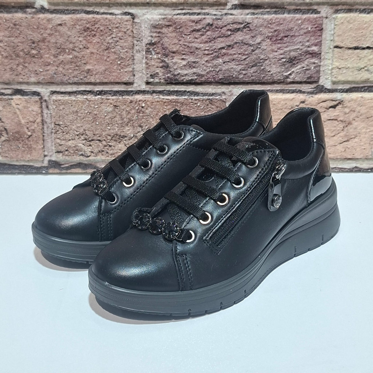 Scarpa comoda con lacci e lampo Enval Soft 22710 nero
