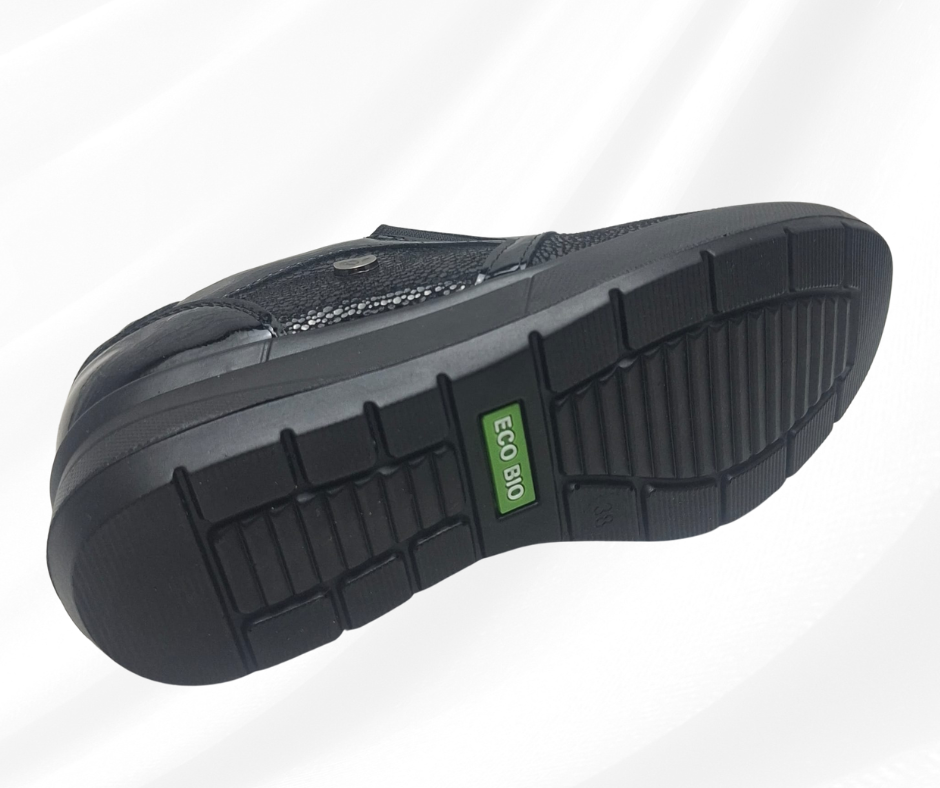 Scarpa con tomaia elasticizzata e plantare in memory foam J52881 black