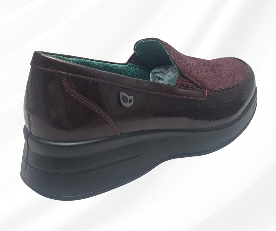 Mocassino a pianta larga con plantare memory foam J63105 BURGUNDY