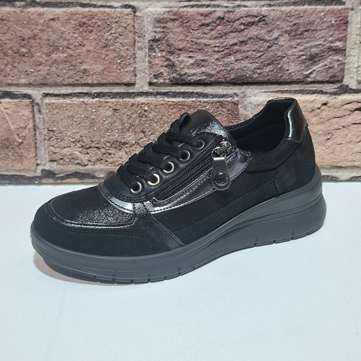 Scarpa comoda con lacci e lampo Enval Soft 22709 NERO