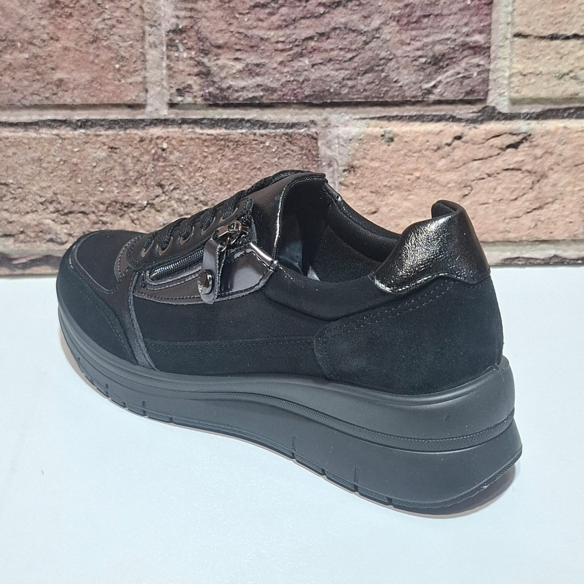 Scarpa comoda con lacci e lampo Enval Soft 22709 NERO