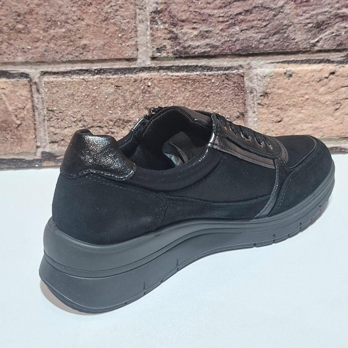 Scarpa comoda con lacci e lampo Enval Soft 22709 NERO