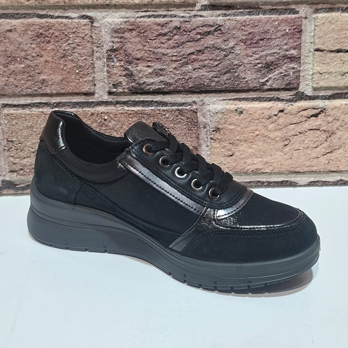 Scarpa comoda con lacci e lampo Enval Soft 22709 NERO
