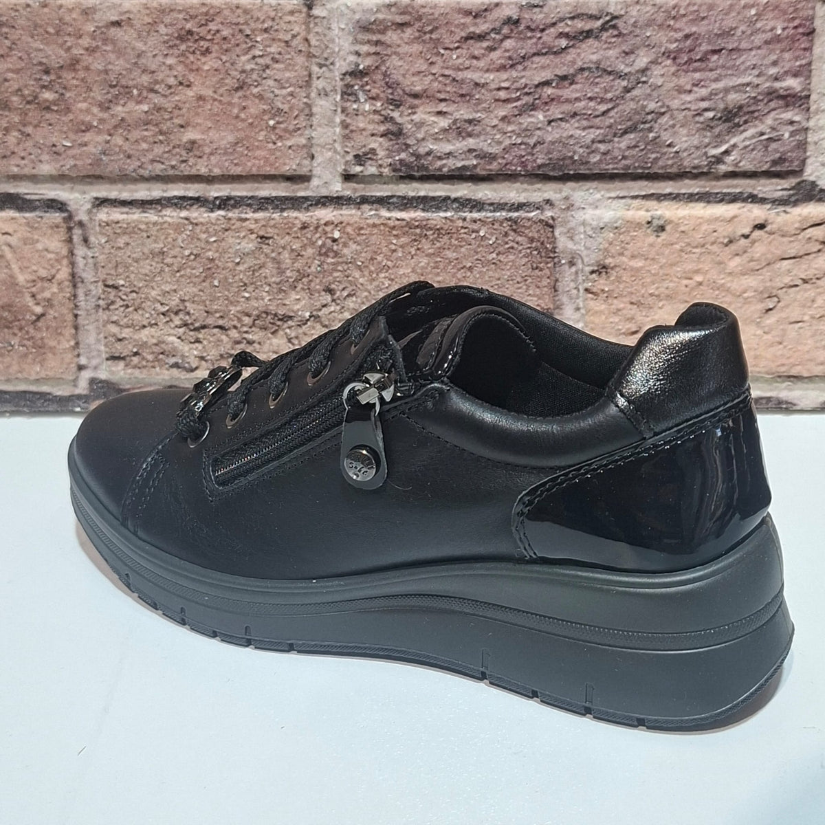 Scarpa comoda con lacci e lampo Enval Soft 22709 NERO