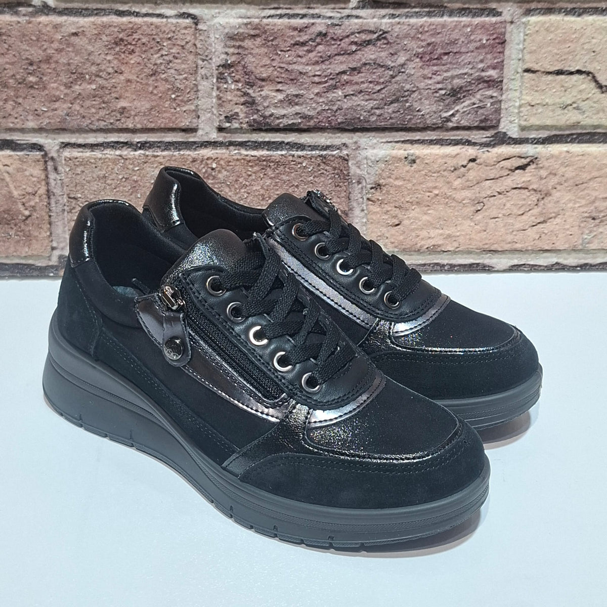 Scarpa comoda con lacci e lampo Enval Soft 22709 NERO
