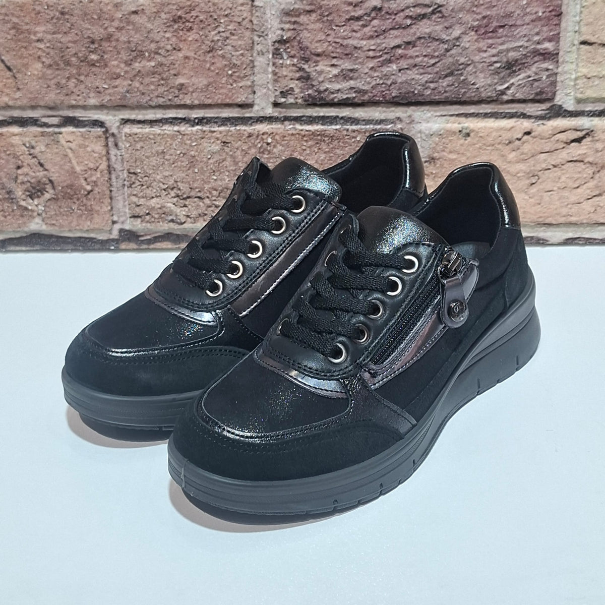Scarpa comoda con lacci e lampo Enval Soft 22709 NERO