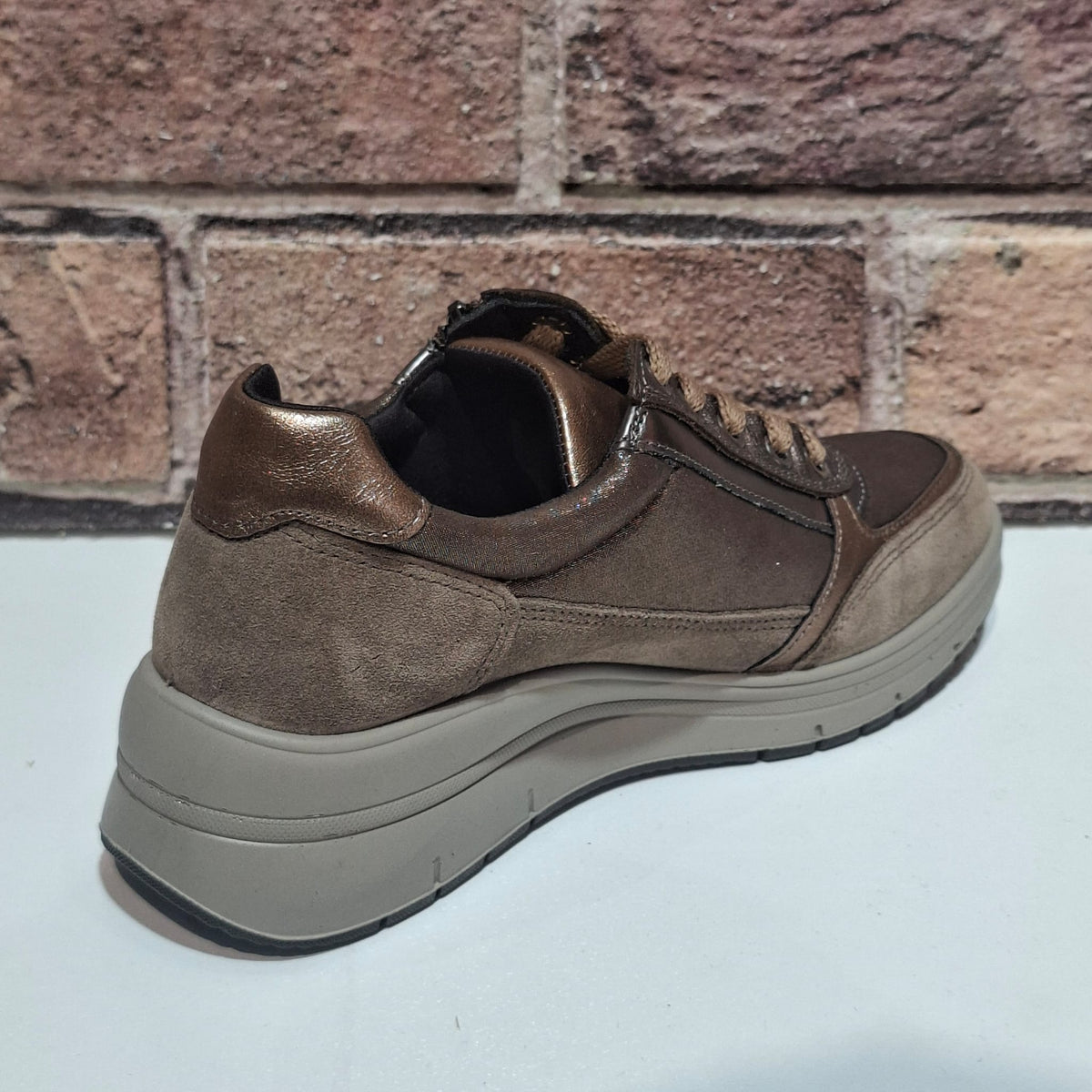 Scarpa comoda con lacci e lampo Enval Soft 22709 fango