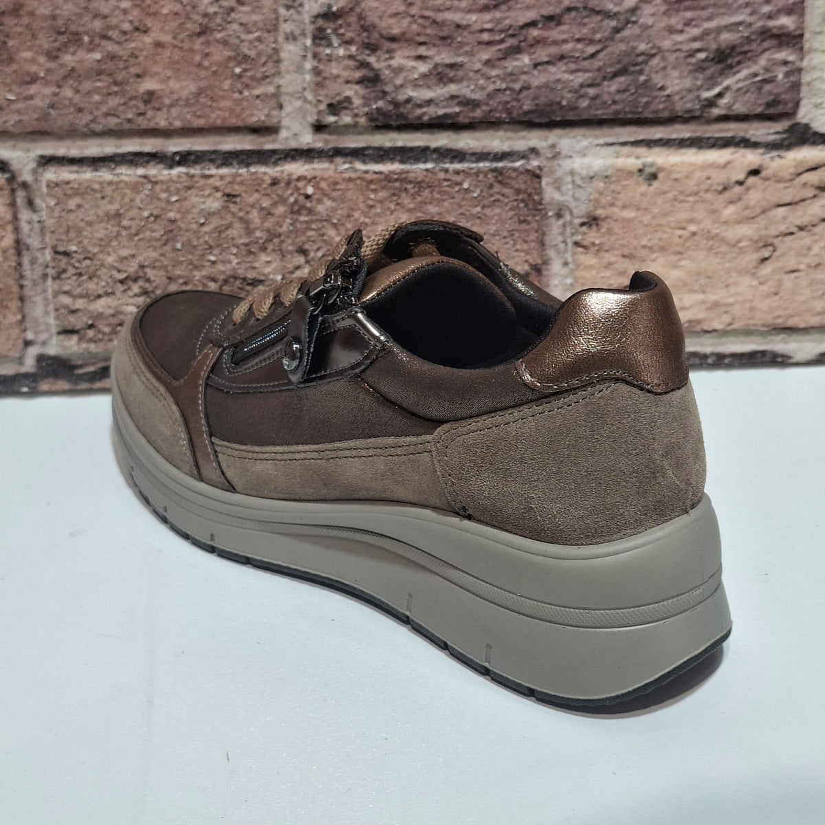 Scarpa comoda con lacci e lampo Enval Soft 22709 fango