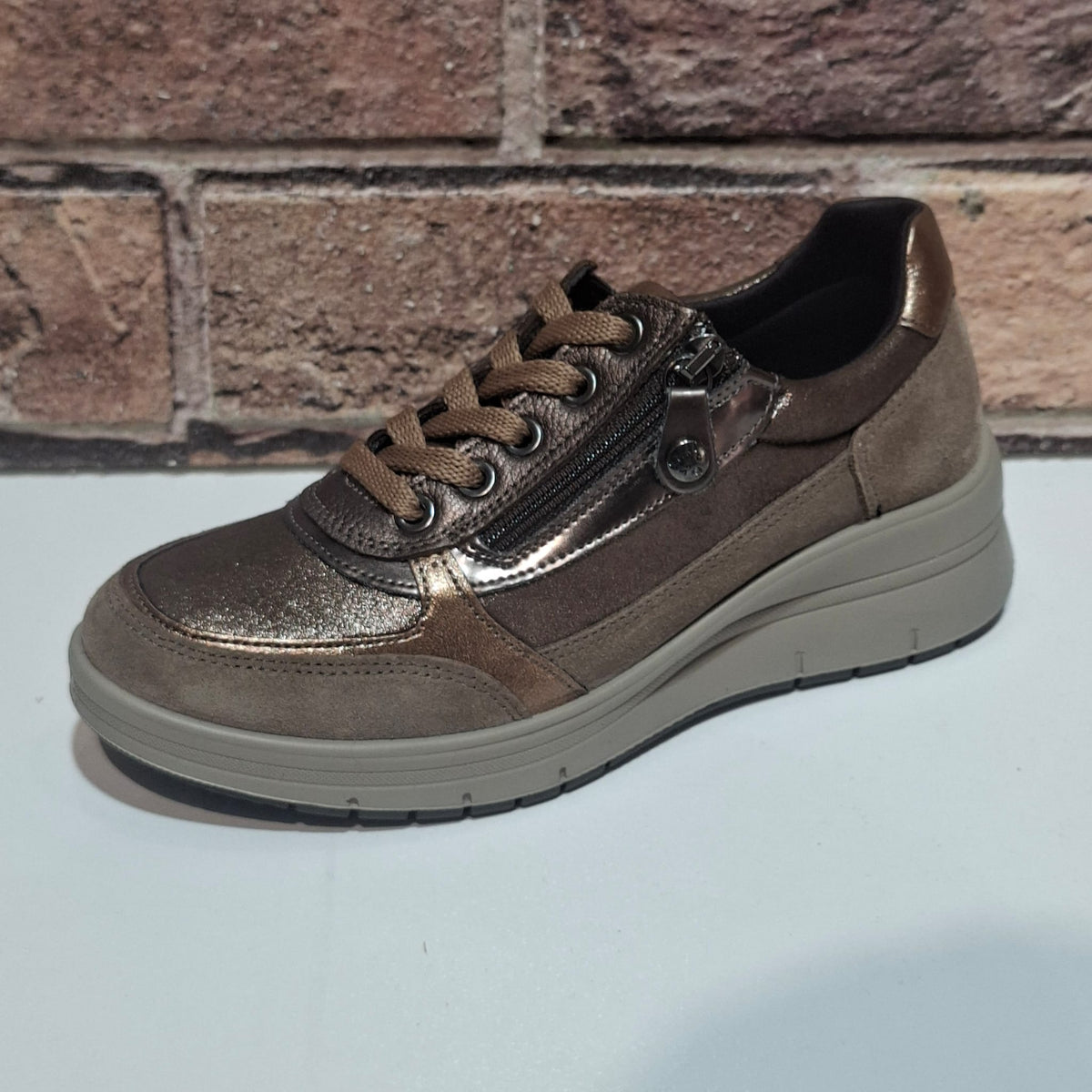 Scarpa comoda con lacci e lampo Enval Soft 22709 fango
