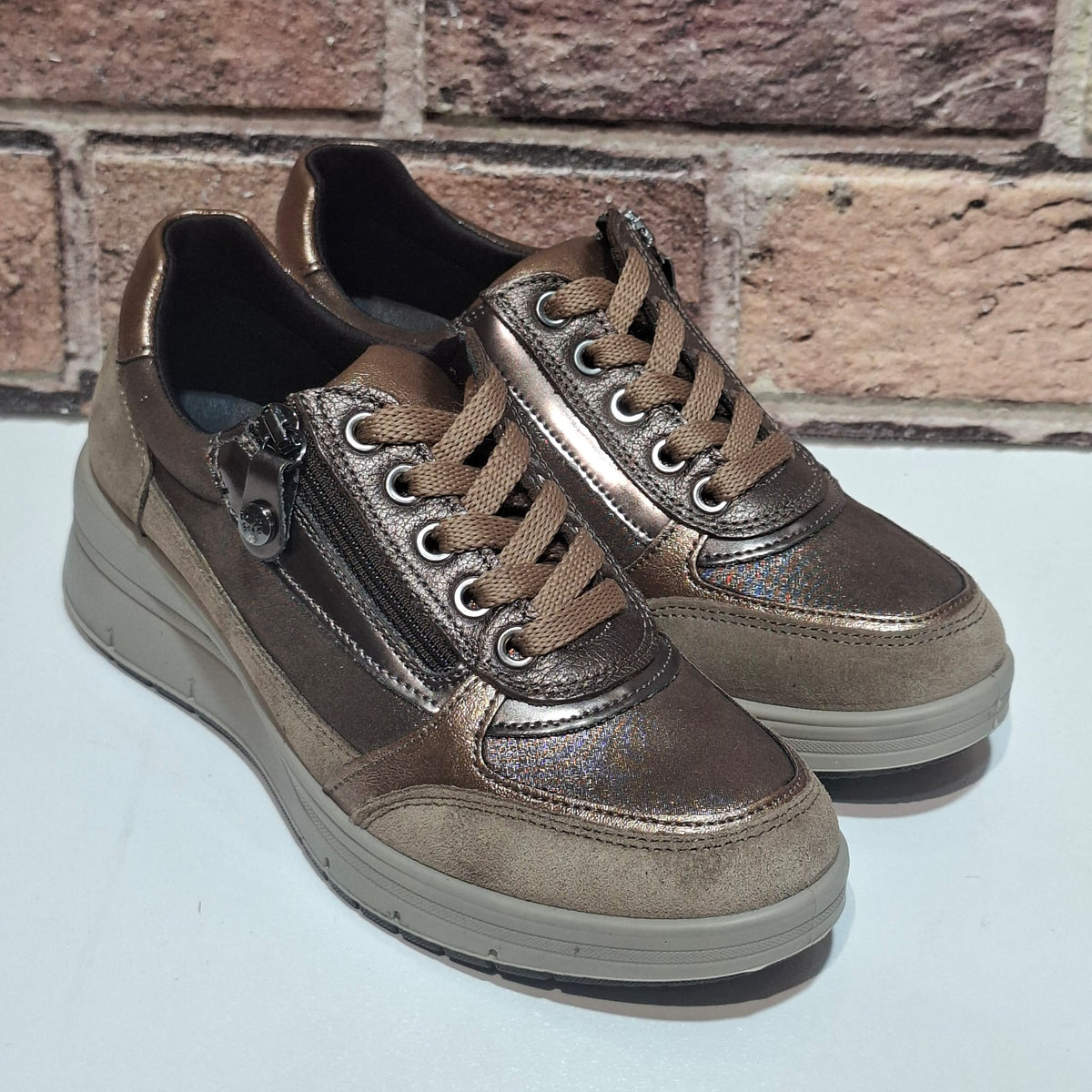 Scarpa comoda con lacci e lampo Enval Soft 22709 fango