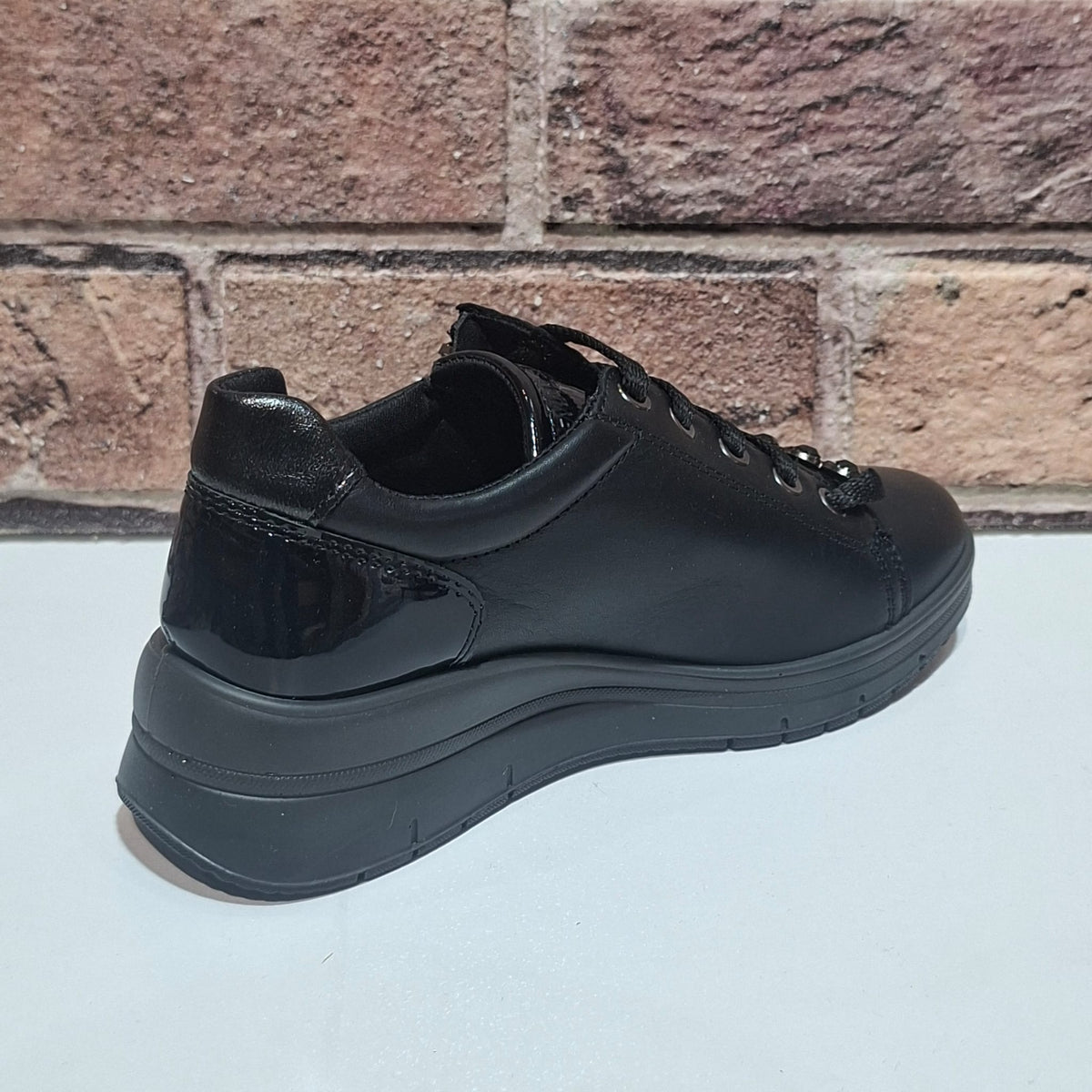 Scarpa comoda con lacci e lampo Enval Soft 22710 nero