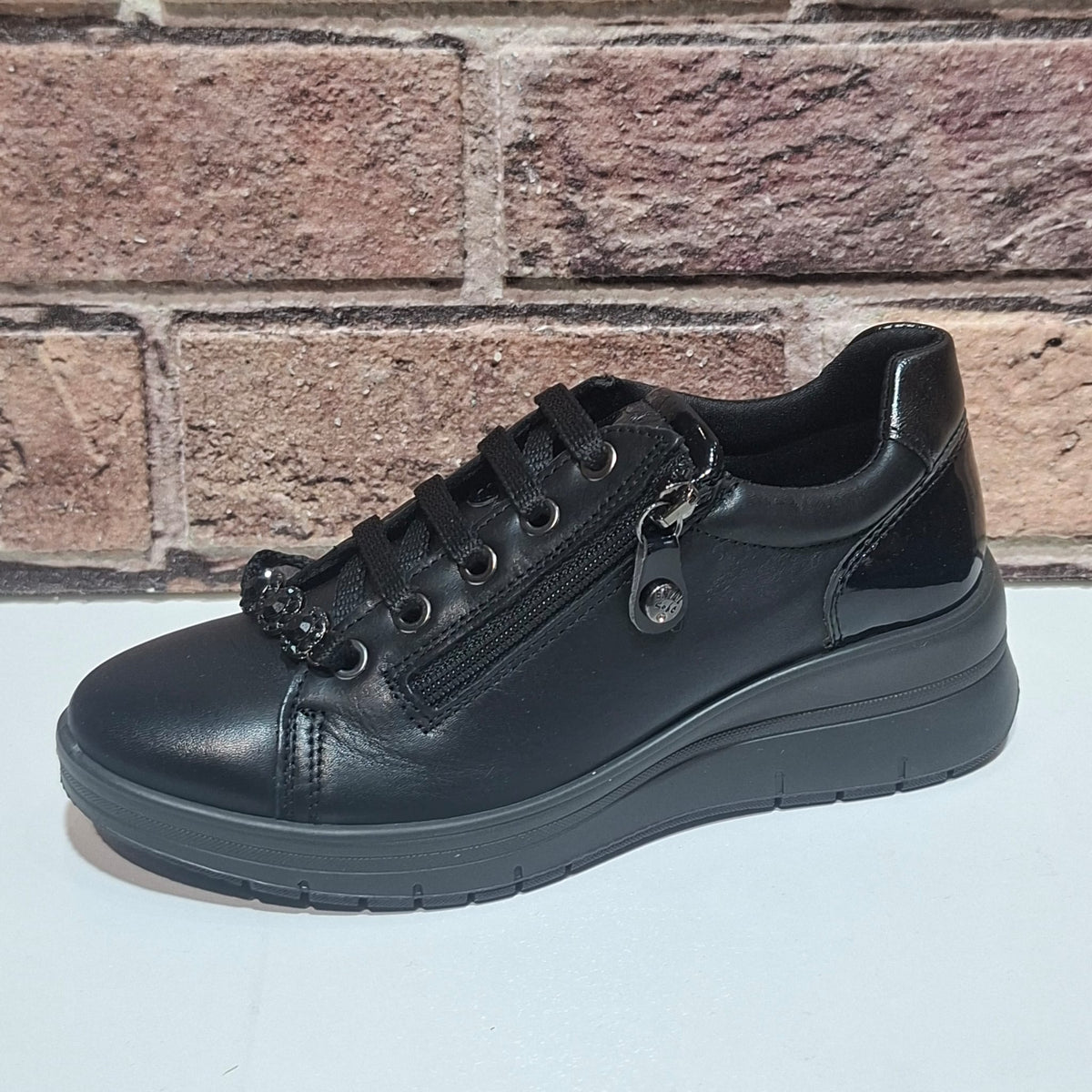Scarpa comoda con lacci e lampo Enval Soft 22710 nero