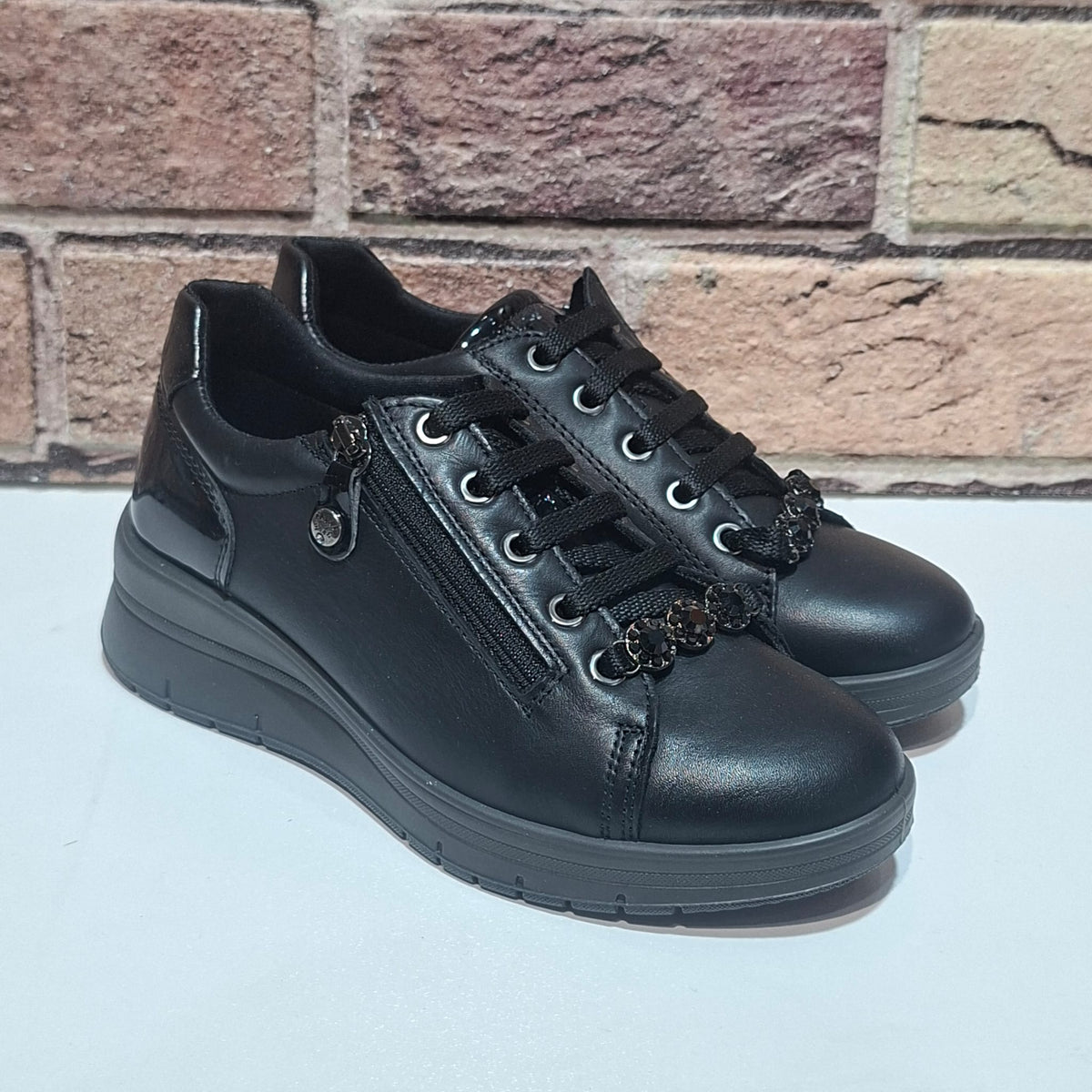Scarpa comoda con lacci e lampo Enval Soft 22710 nero