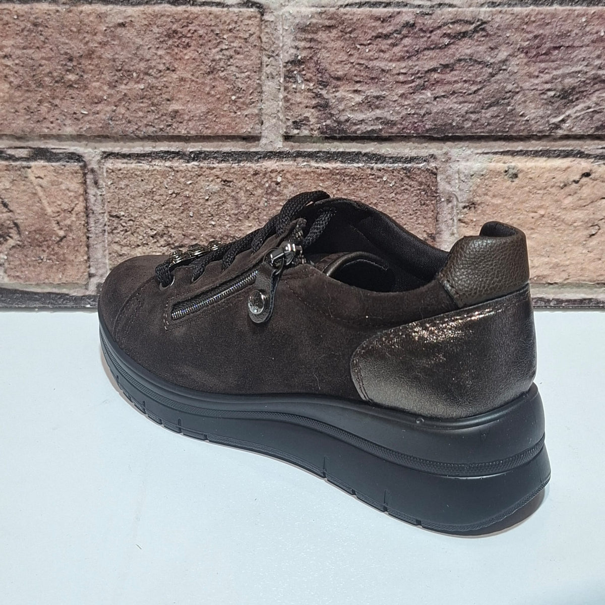 Scarpa comoda con lacci e lampo Enval Soft 22710 testa di moro
