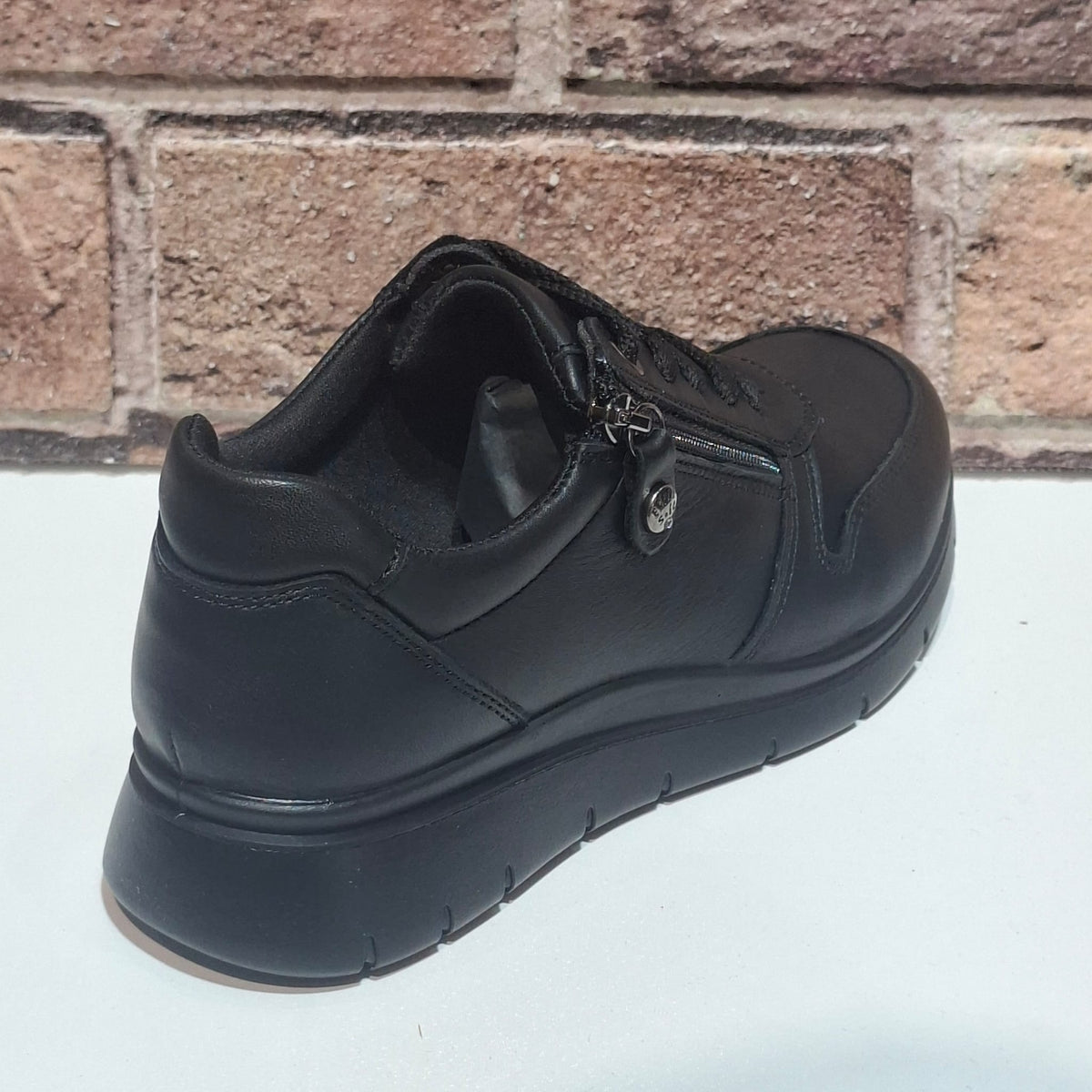 Scarpa comoda con lacci e lampo Enval Soft 22763 NERO