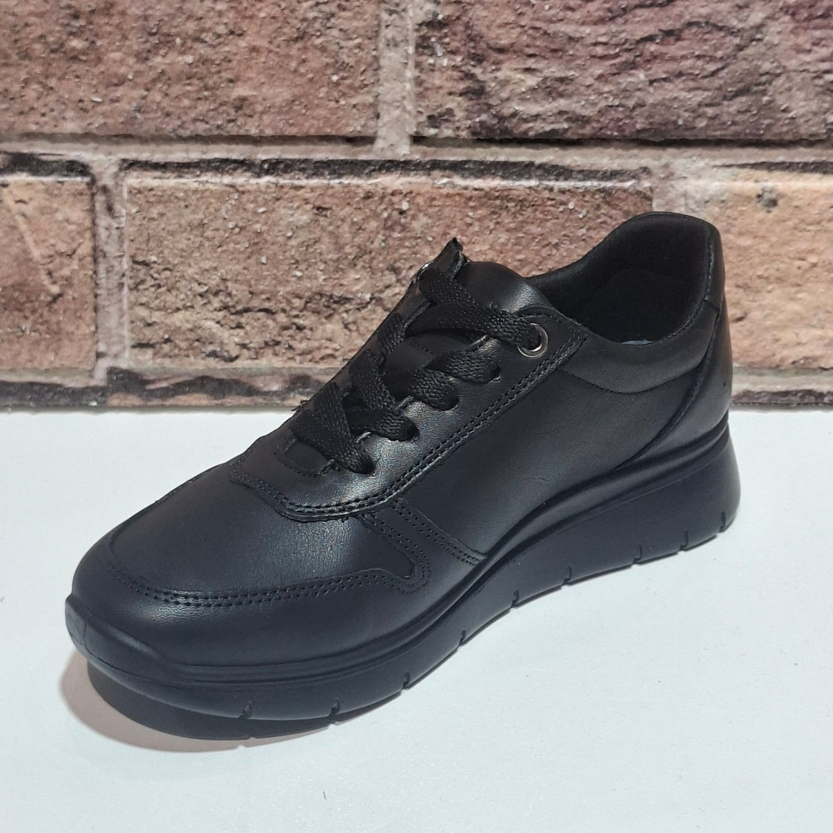 Scarpa comoda con lacci e lampo Enval Soft 22763 NERO