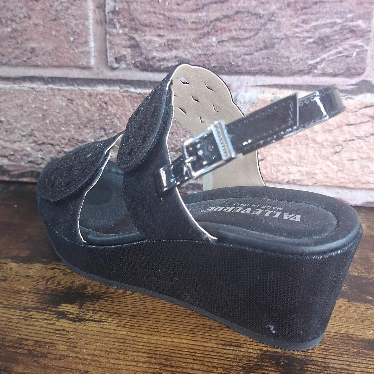 Sandalo Valleverde con doppio stretch e fibbia 32210 Nero