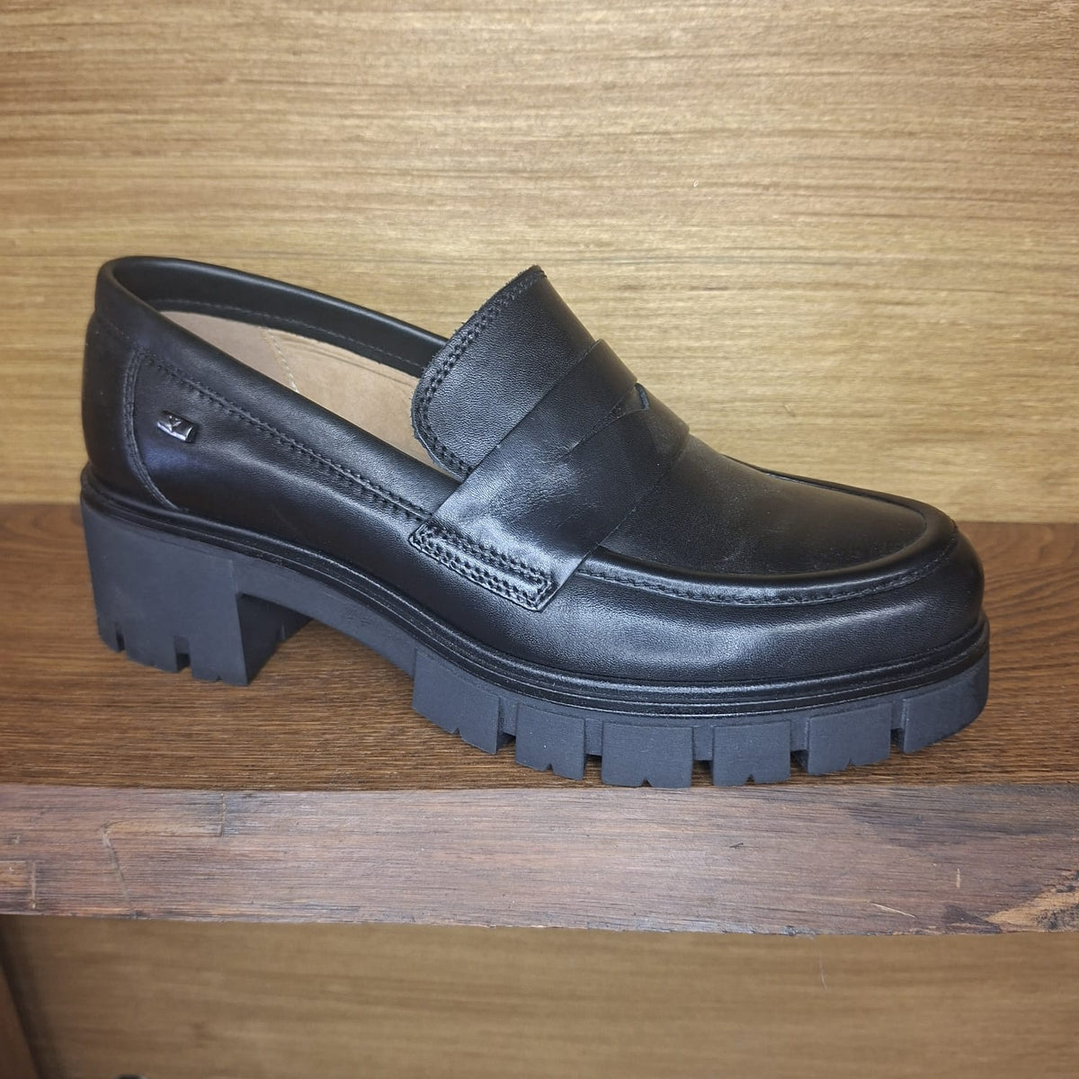 Mocassino con fondo pioggia in pelle Valleverde 47660 nero