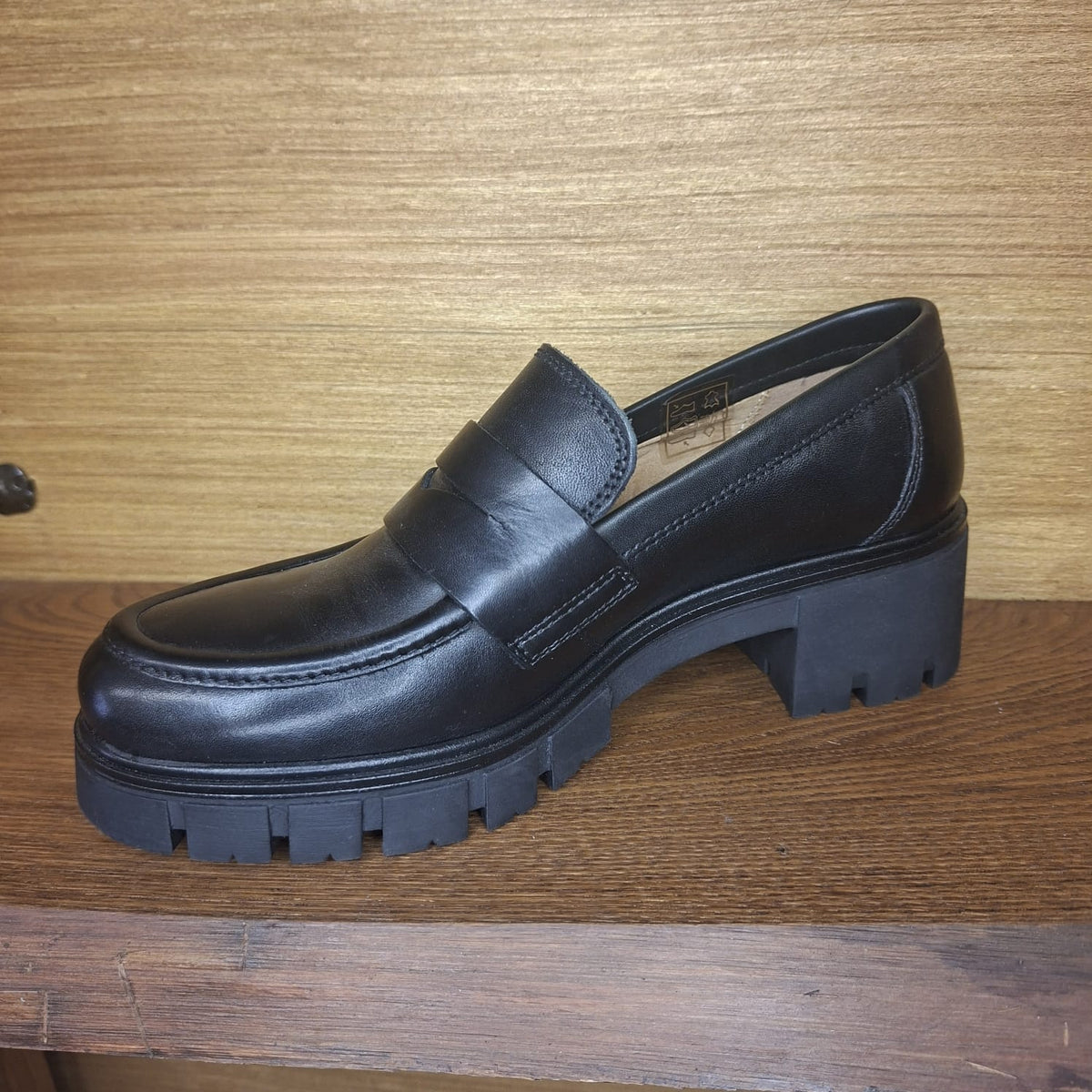 Mocassino con fondo pioggia in pelle Valleverde 47660 nero