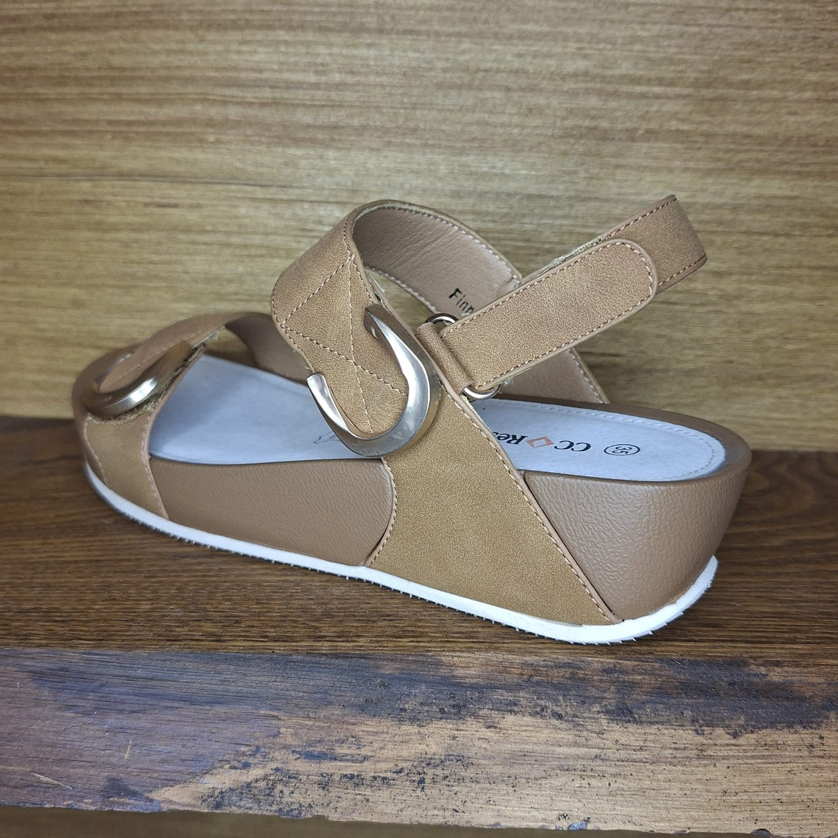 Sandalo molto comodo con triplo stretch CC Resort Finnegan Tan