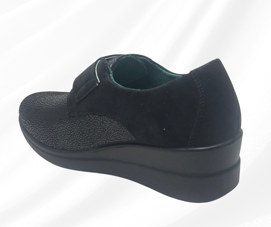 Scarpa con tomaia elasticizzata e plantare in memory foam J52281 black