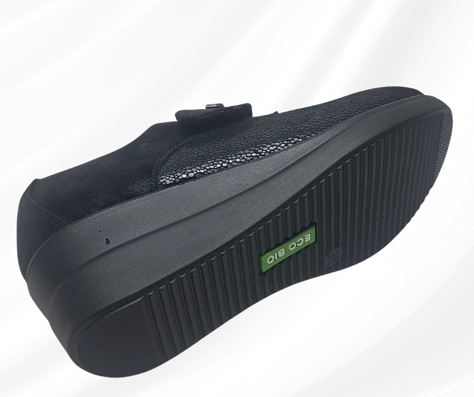 Scarpa con tomaia elasticizzata e plantare in memory foam J52281 black