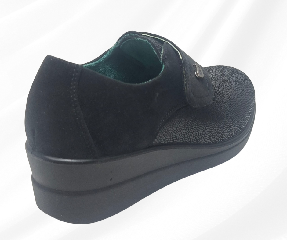 Scarpa con tomaia elasticizzata e plantare in memory foam J52281 black