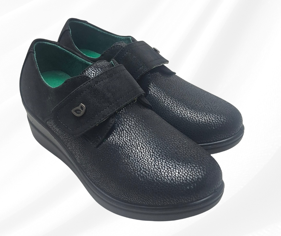 Scarpa con tomaia elasticizzata e plantare in memory foam J52281 black