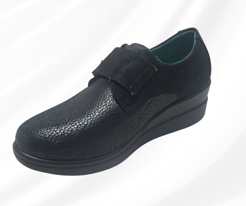 Scarpa con tomaia elasticizzata e plantare in memory foam J52281 black