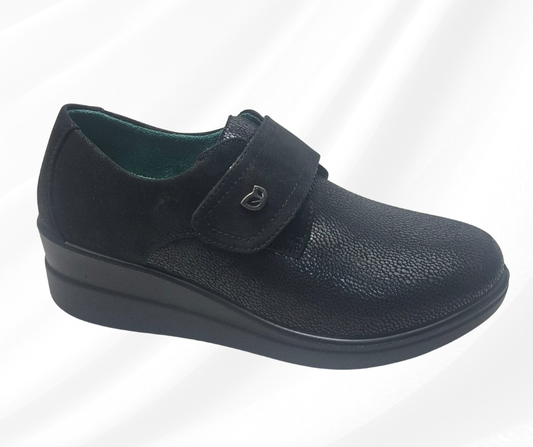 Scarpa con tomaia elasticizzata e plantare in memory foam J52281 black