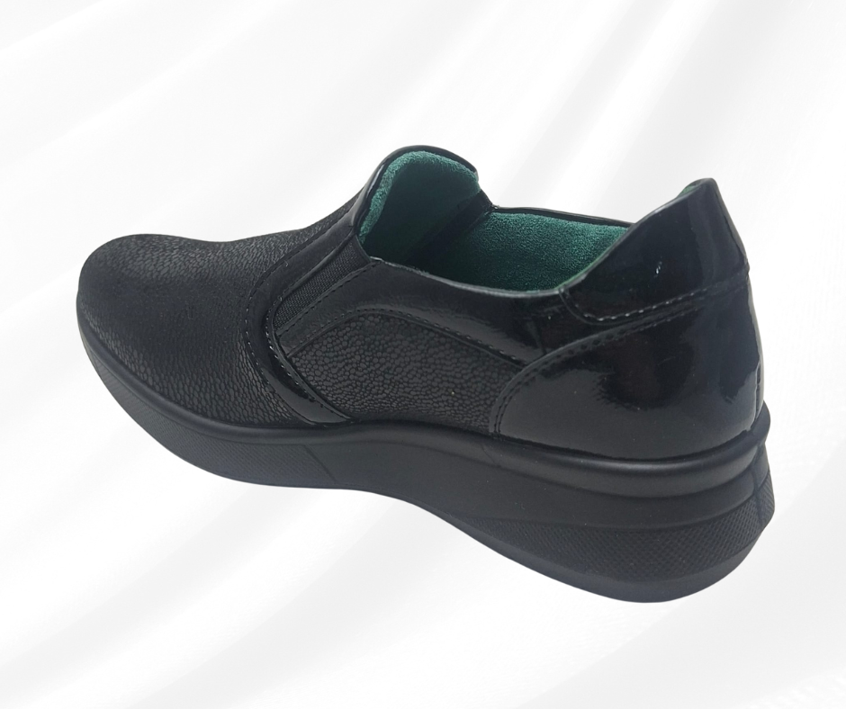 Scarpa con tomaia elasticizzata e plantare in memory foam J52881 black