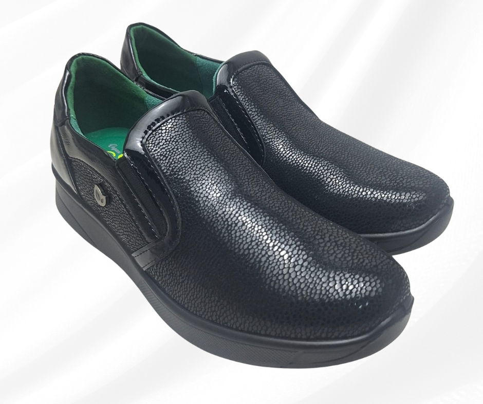 Scarpa con tomaia elasticizzata e plantare in memory foam J52881 black