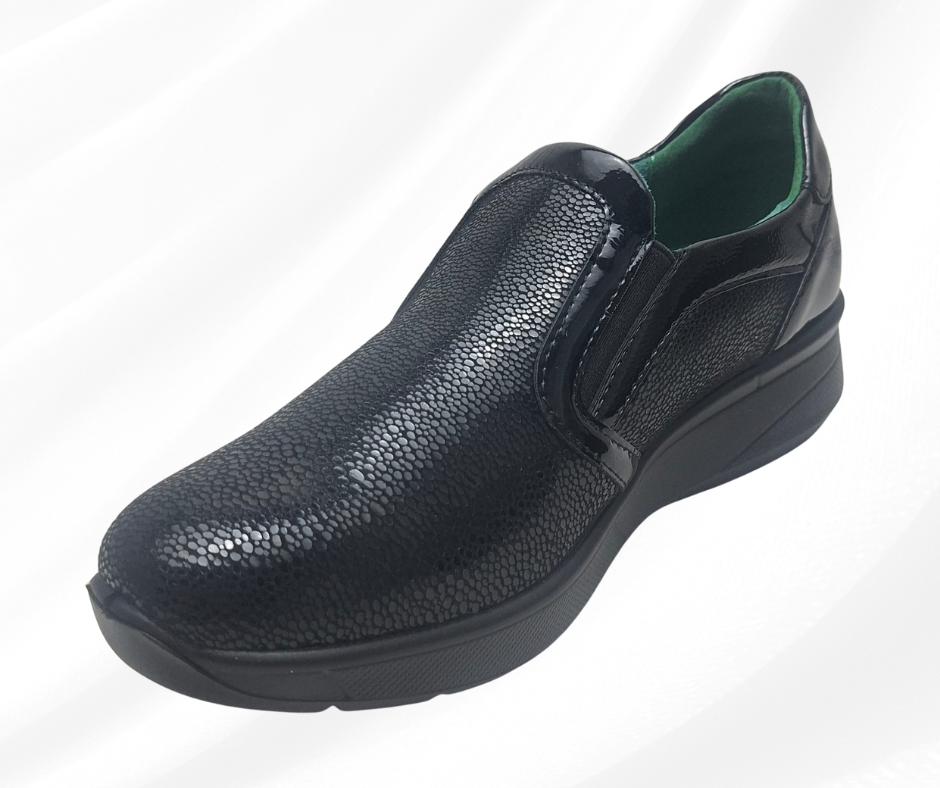 Scarpa con tomaia elasticizzata e plantare in memory foam J52881 black