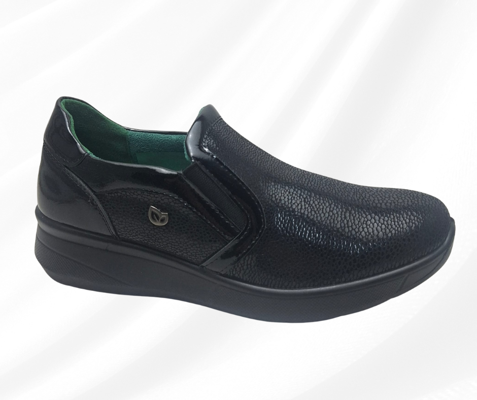Scarpa con tomaia elasticizzata e plantare in memory foam J52881 black