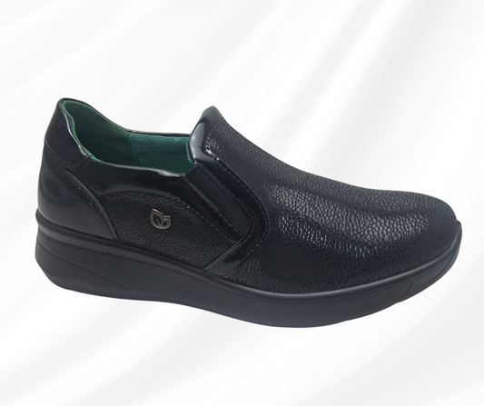 Scarpa con tomaia elasticizzata e plantare in memory foam J52881 black