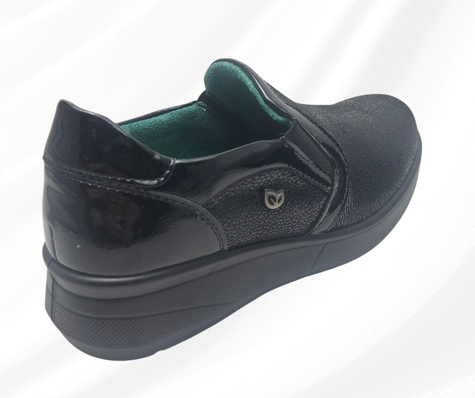 Scarpa con tomaia elasticizzata e plantare in memory foam J52881 black