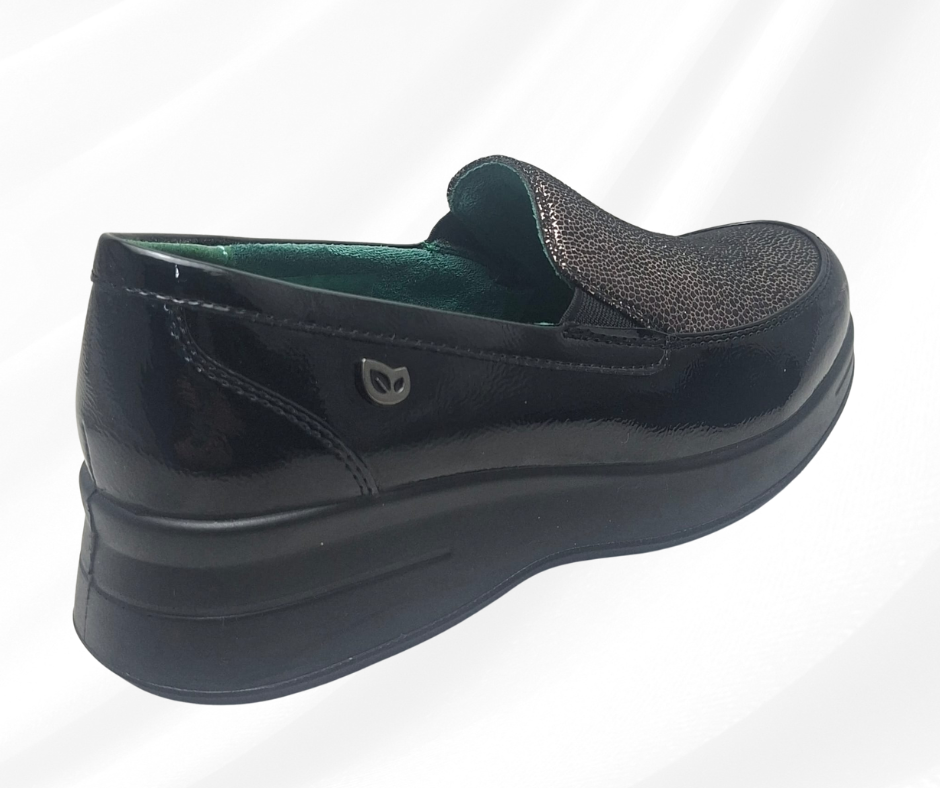 Mocassino a pianta larga con plantare memory foam J63105 BLACK