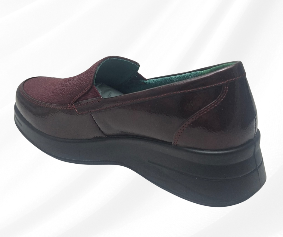 Mocassino a pianta larga con plantare memory foam J63105 BURGUNDY