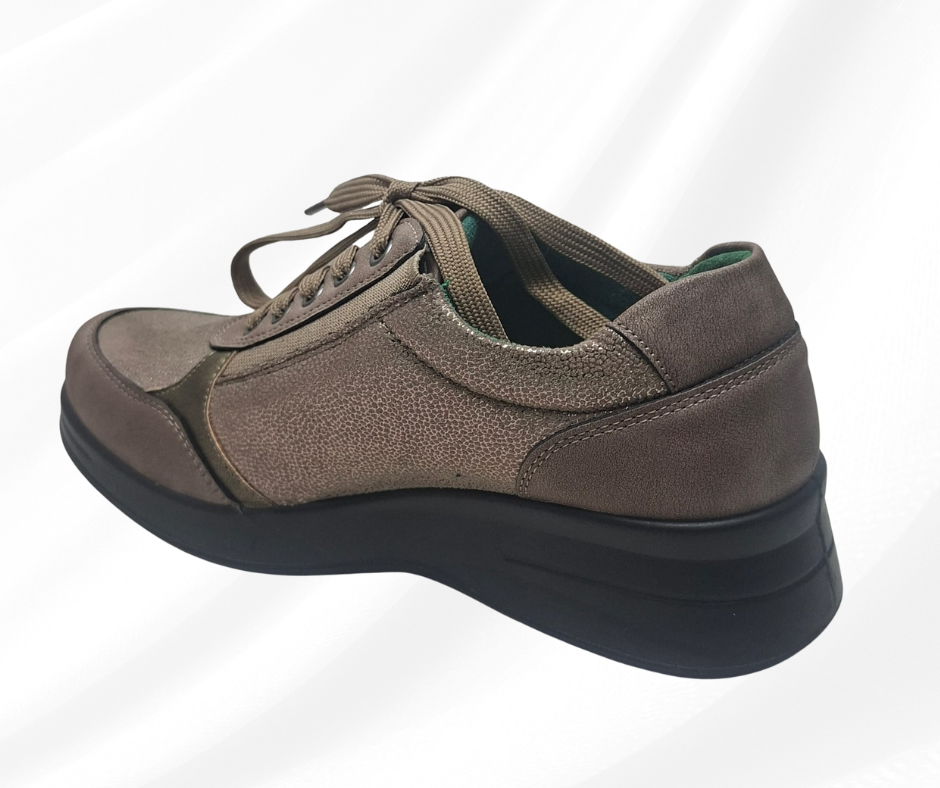 Scarpa con lacci e lampo e plantare in memory foam J63107 taupe