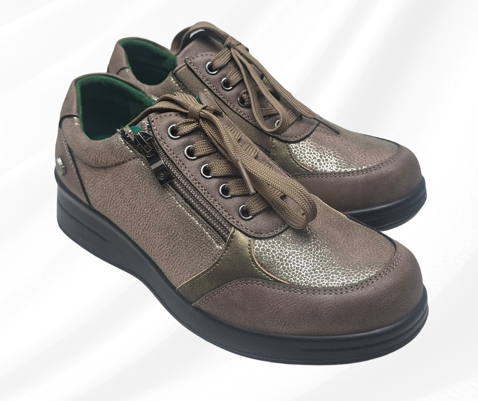 Scarpa con lacci e lampo e plantare in memory foam J63107 taupe