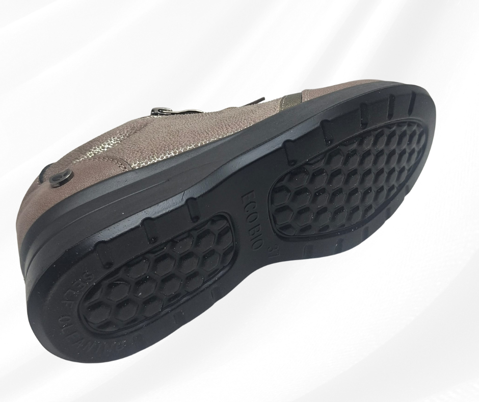 Scarpa con lacci e lampo e plantare in memory foam J63107 taupe