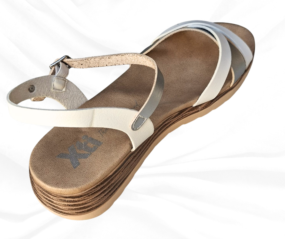 Sandalo Xti colore bianco argento con cinturimno con fibbia