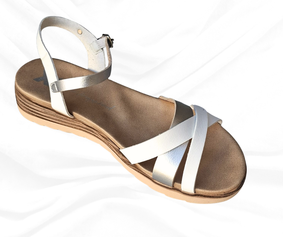 Sandalo Xti colore bianco argento con cinturimno con fibbia