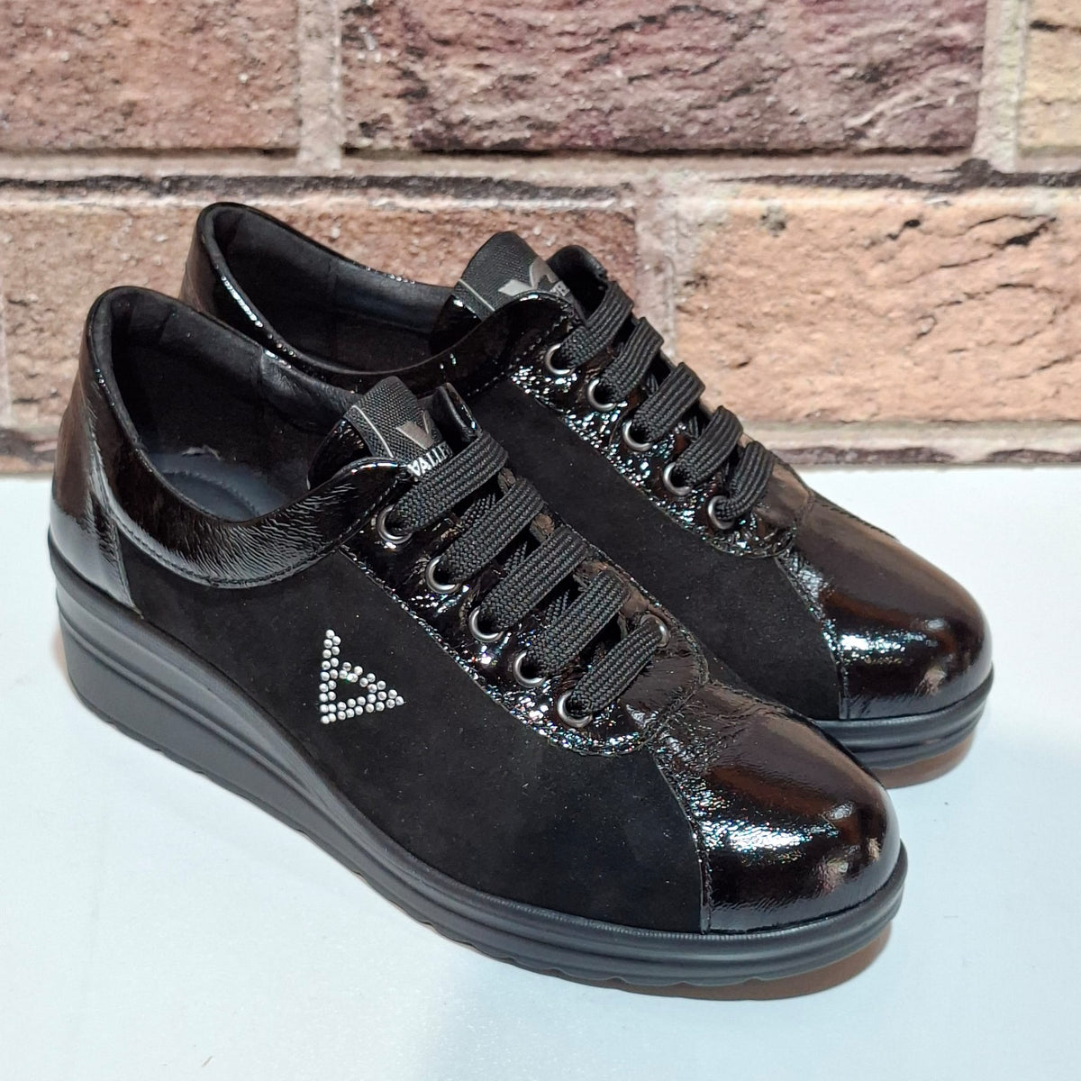 Scarpa donna con lacci VD204F black