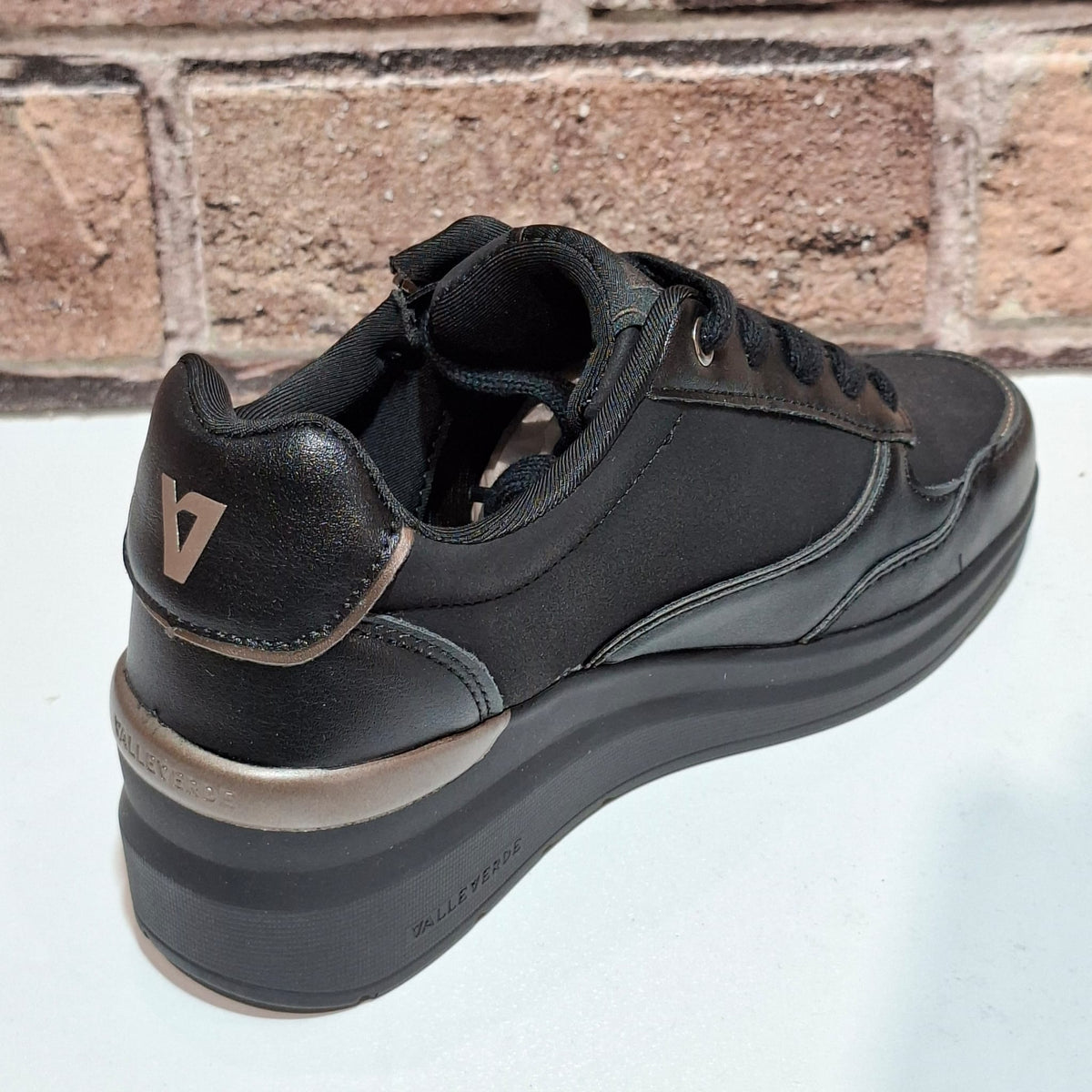 Scarpa donna con lacci VVCA521R nero