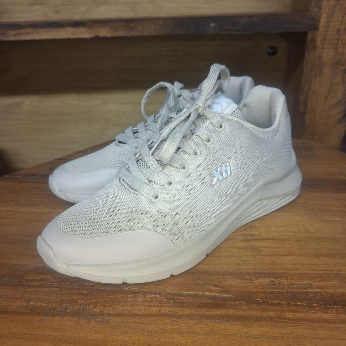 Sneaker XTI beige con lacci