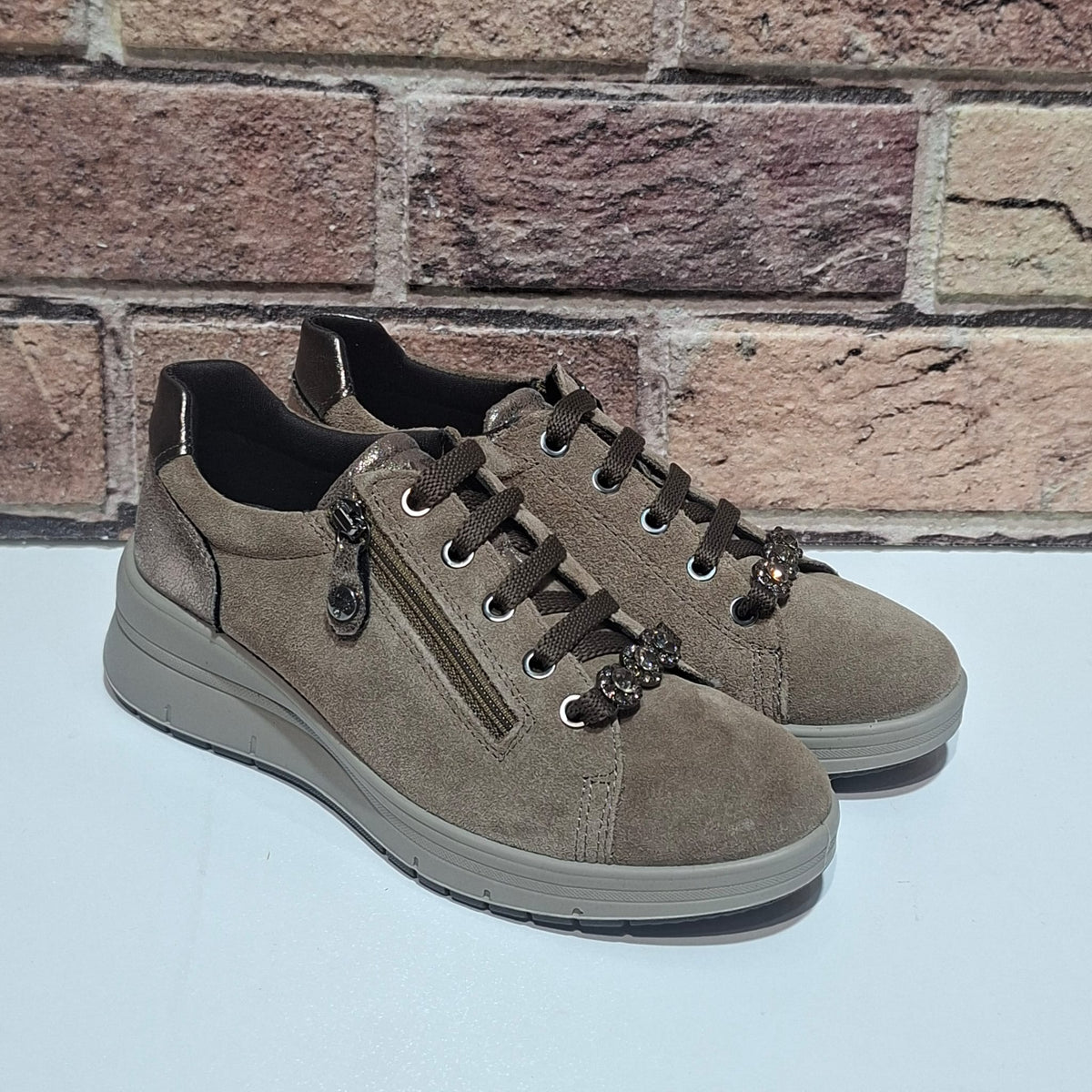 Scarpa comoda con lacci e lampo Enval Soft 22710 fango
