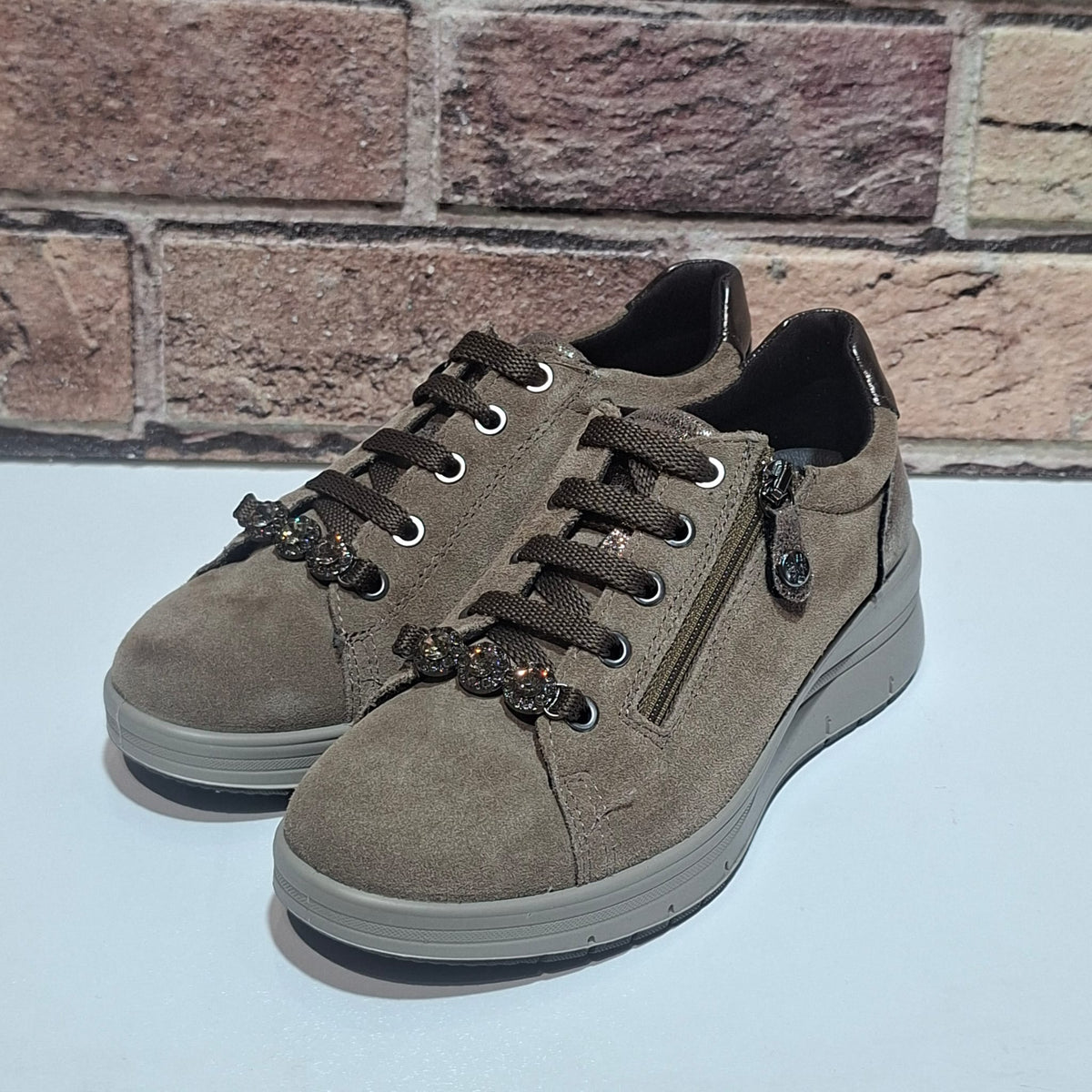 Scarpa comoda con lacci e lampo Enval Soft 22710 fango